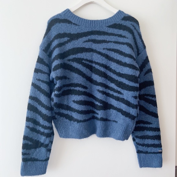 Victoria’s Secret Sweater - Picture 2 of 12